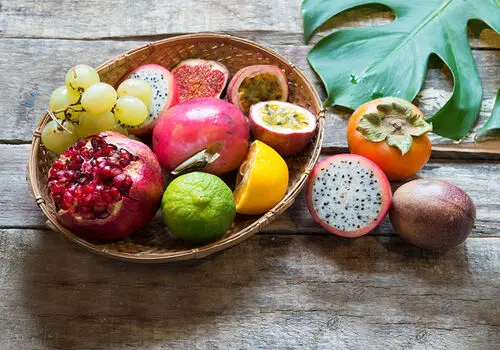 شب ها به این میوه ها لب نزنید !