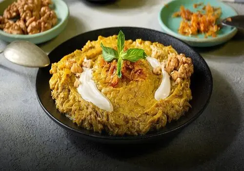 ناهارت با من: طرز تهیه کباب تابه‌ای مرغ با سس زرشک؛ یک غذای متفاوت و خوشمزه برای طرفداران کباب