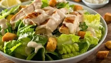 طرزتهیه ی سالاد سزار خوشمزه و رژیمی با سس مخصوص