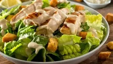 طرزتهیه ی سالاد سزار خوشمزه و رژیمی با سس مخصوص