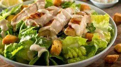 طرزتهیه ی سالاد سزار خوشمزه و رژیمی با سس مخصوص