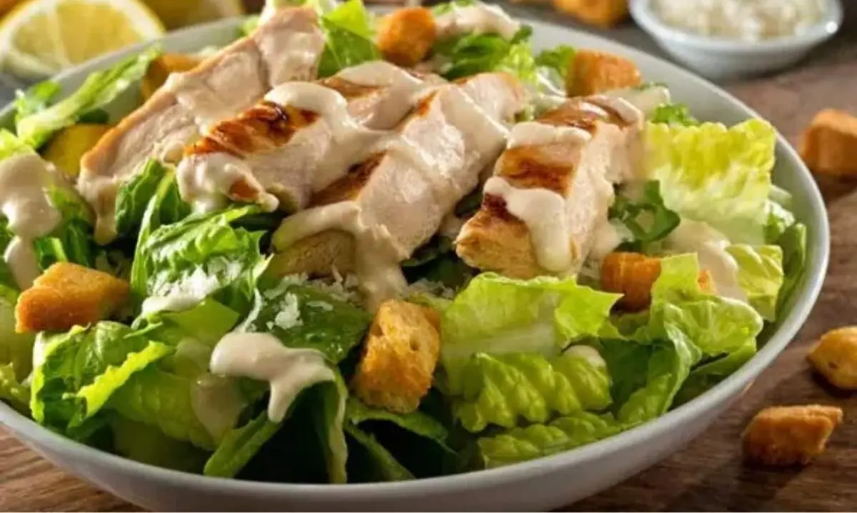 طرزتهیه ی سالاد سزار خوشمزه و رژیمی با سس مخصوص