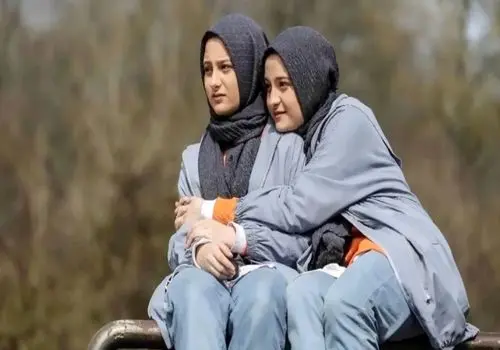 تغییر چهره غافلگیرکننده سارا و نیکا؛ جشن یلدایی دوقلوهای «پایتخت» با استایلی متفاوت!