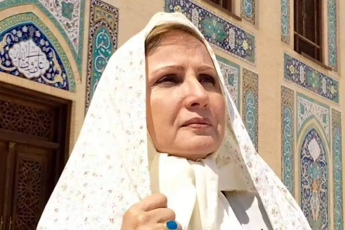 کودکی زهرا سعیدی, بازیگر نقش مادر ستایش با لباس فرم مدرسه