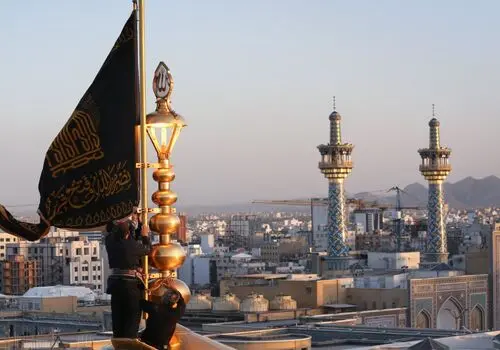 اقامه نماز پیکر رهبر شهید به امامت آیت‌الله نوری همدانی + عکس