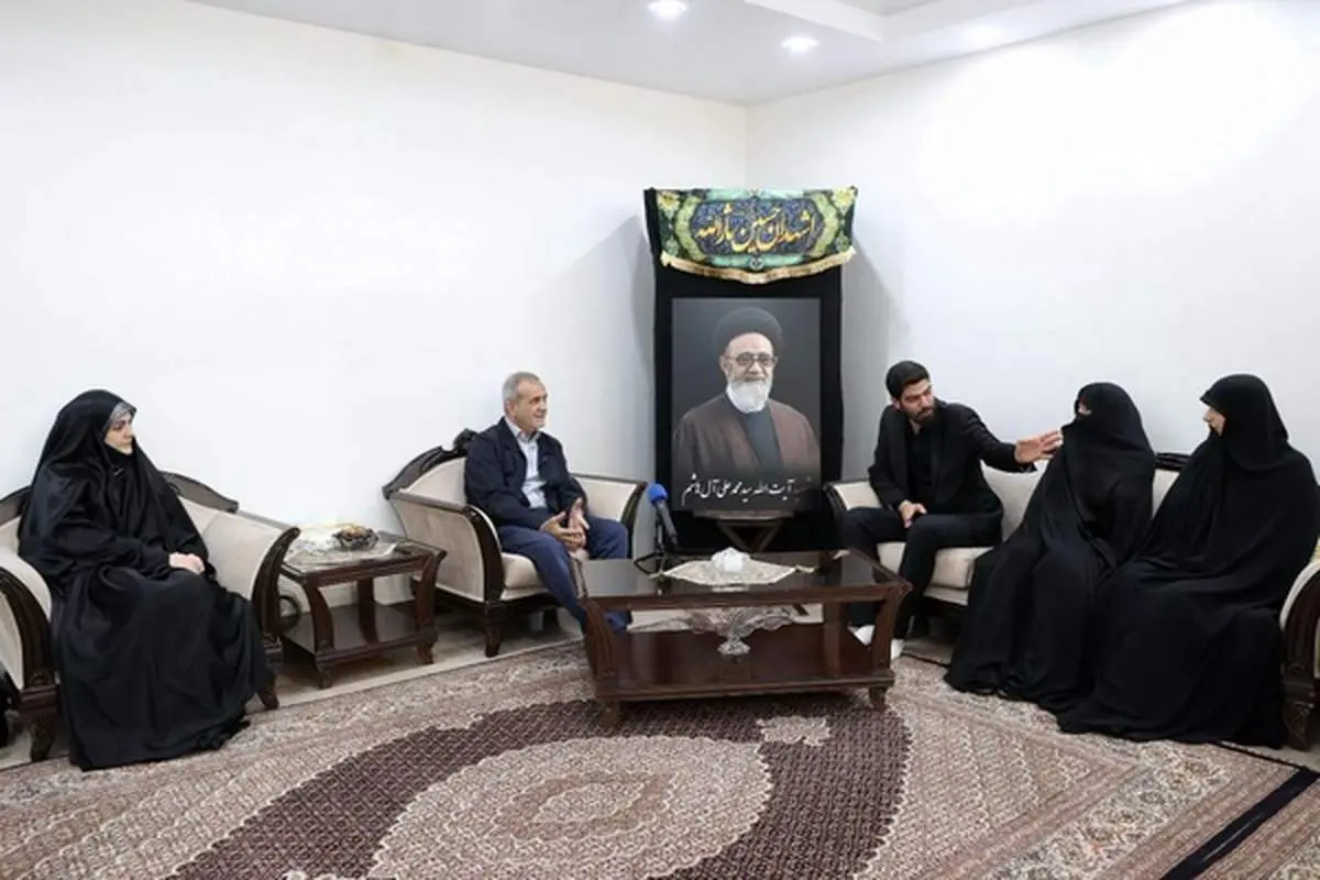 حضور رئیسجمهور در منزل شهید آیت الله آل هاشم