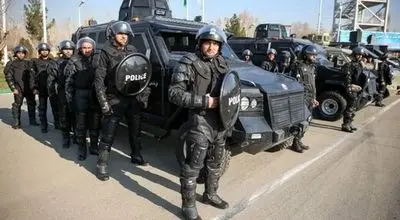 کمک ماموران برای جلوگیری از آسیب رسیدن به ماشین یک شهروند از آتشسوزی +فیلم