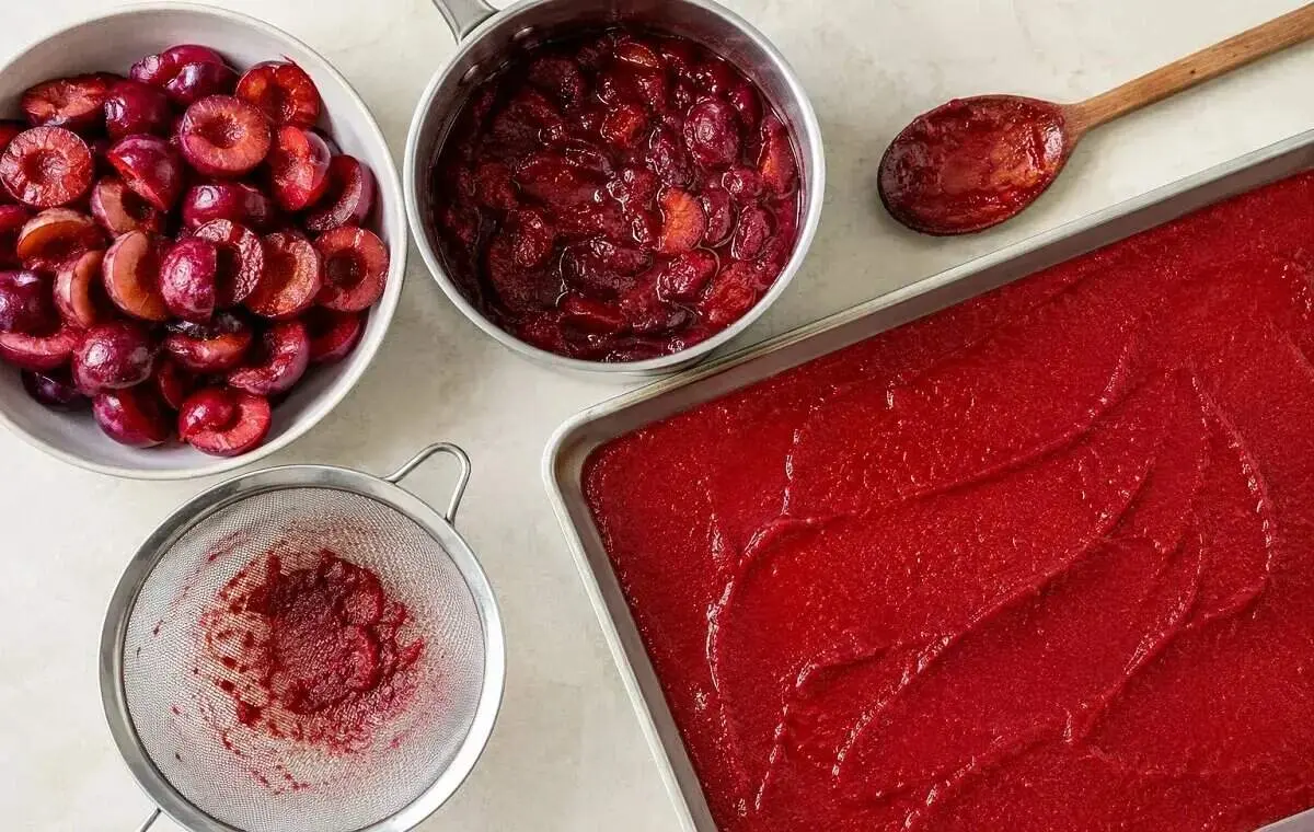 آموزش تهیه لواشک آلو در خانه؛ خوش‌طعم و بدون کپک