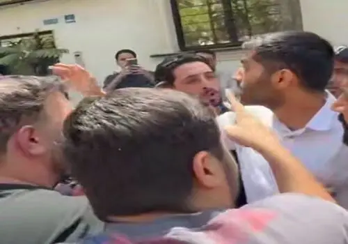 لحظه‌های اشک و تأثر استاد فرشچیان در کارگاه ضریح حضرت عبدالعظیم + فیلم