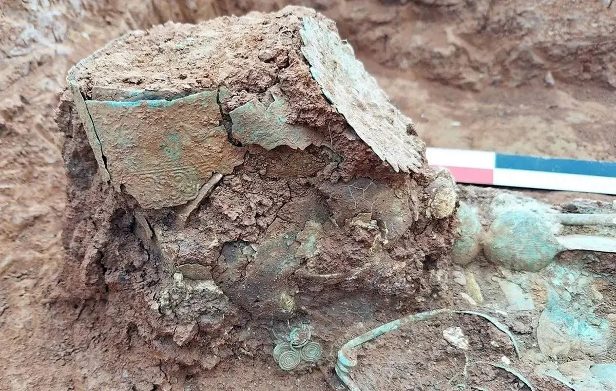 کشف شگفت‌انگیز: زن با تاج وارونه پس از ۲۶۰۰ سال از دل خاک بیرون آمد + عکس