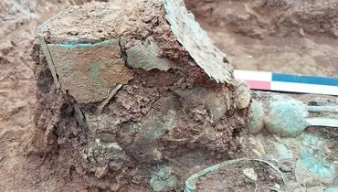 کشف شگفت‌انگیز: زن با تاج وارونه پس از ۲۶۰۰ سال از دل خاک بیرون آمد + عکس