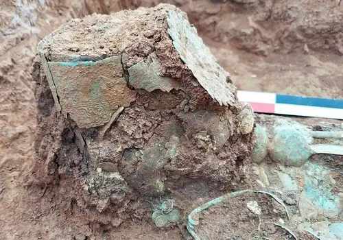 کشف شگفت‌انگیز: زن با تاج وارونه پس از ۲۶۰۰ سال از دل خاک بیرون آمد + عکس