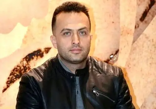 عکسی از حسن پورشیرازی در صف نماز میت همایون ارشادی