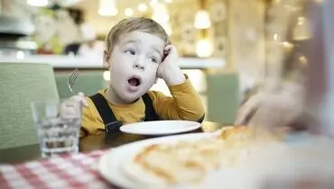 چرا پس از غذا خوردن احساس خواب‌آلودگی می‌کنیم؟