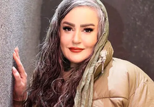 استایل متفاوت نعیمه نظام‌دوست با اکسسوری‌های طلایی در کنسرت