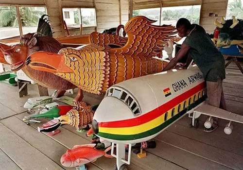 شیوه‌های غیرمعمول دفن در یک کشور؛ مردگان در بطری، کفش و هواپیما آرام می‌گیرند+ عکس