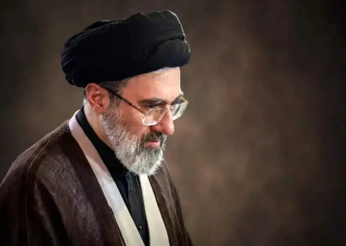جزئیات تازه از حضور آیت‌الله سیدمجتبی خامنه‌ای در مراسم تدفین پدرشان + فیلم