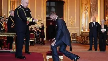 اشتباه عجیب ویکتوریا بکام در لباس شوالیه دیوید؛ تاریخ سال گذشته روی برچسب! + عکس