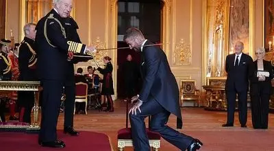 اشتباه عجیب ویکتوریا بکام در لباس شوالیه دیوید؛ تاریخ سال گذشته روی برچسب! + عکس