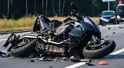 تصادف شدید موتورسوار در جریان فرار از پلیس/ویدیو