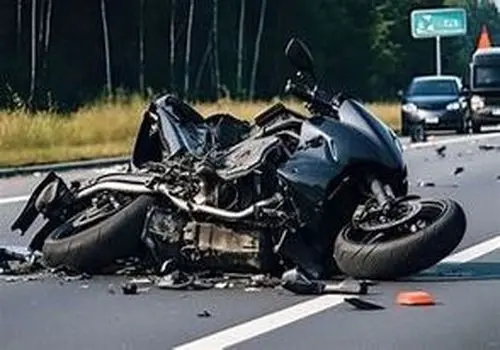 تصادف شدید موتورسوار در جریان فرار از پلیس/ویدیو 